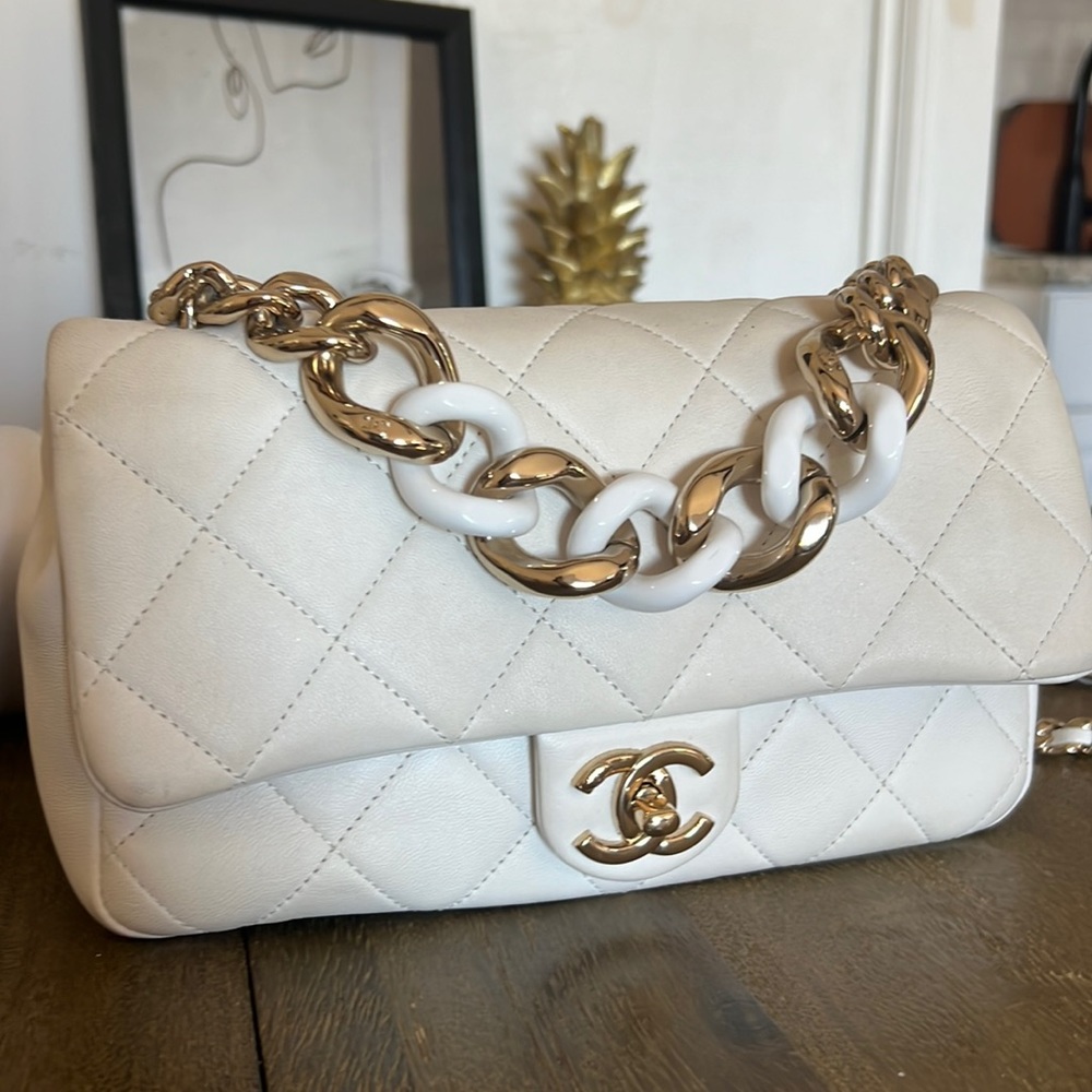 Lambskin Quilted Resin Bi-Color Chain Flap Bag White - Picture 3 of 12